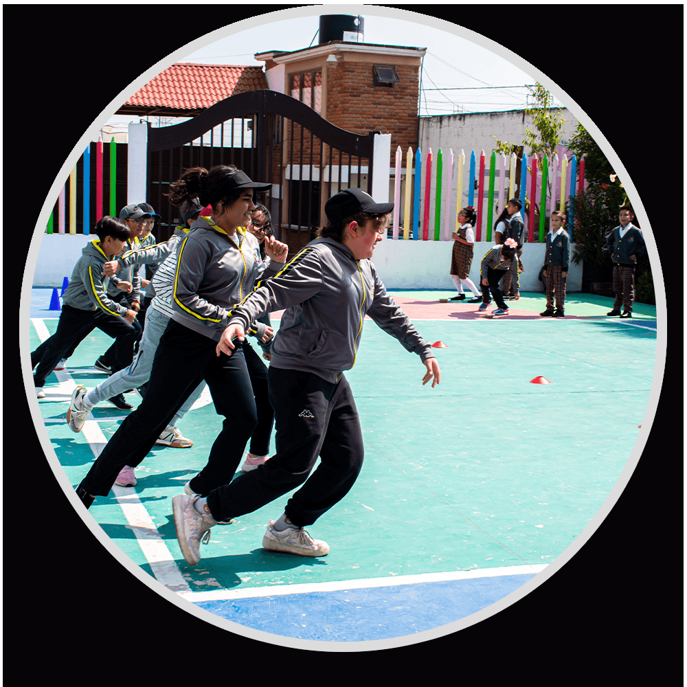 Alumnos en actividad física en el patio