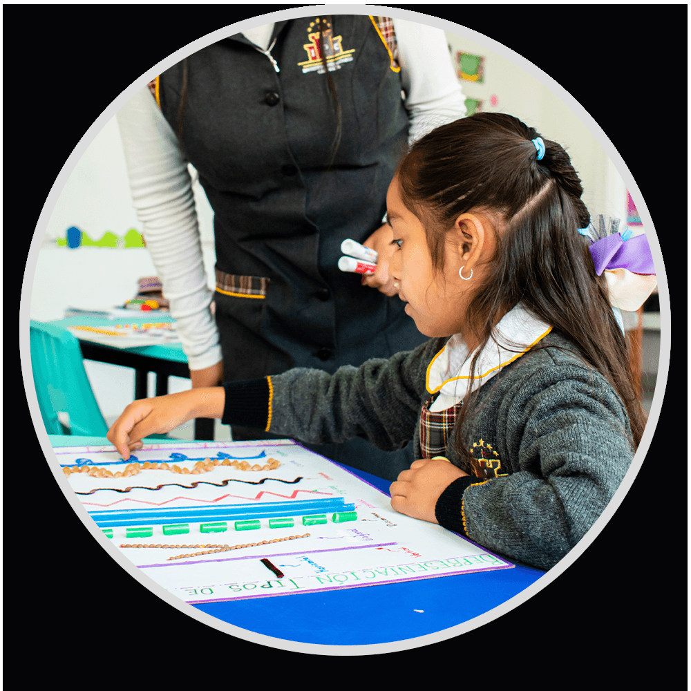 Alumna trabajando en su cuaderno